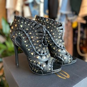 Bebe - Emerson- Black & Gold Heels Sz 7